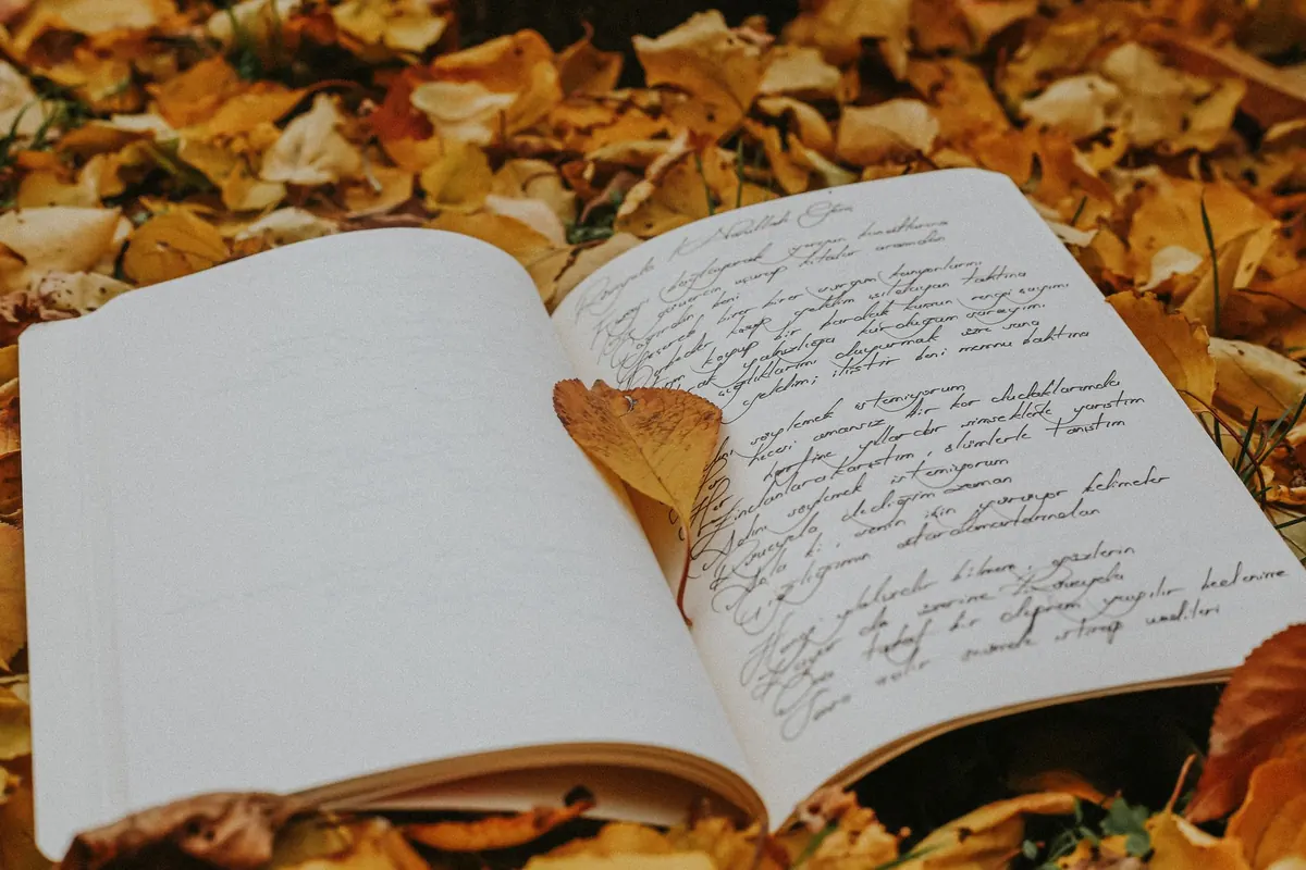 50 Autumn Journal Prompts for Cosy Reflection and Seasonal Change